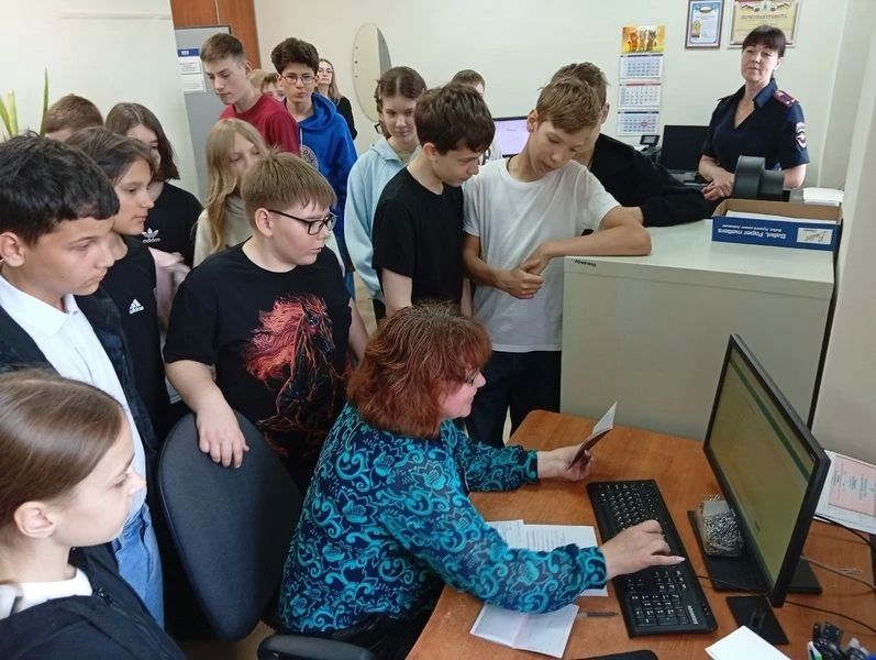 Боровичские школьники в гостях у полицейских: день правовых знаний и патриотизма Боровичские школьники в гостях у полицейских: день правовых знаний и патриотизма