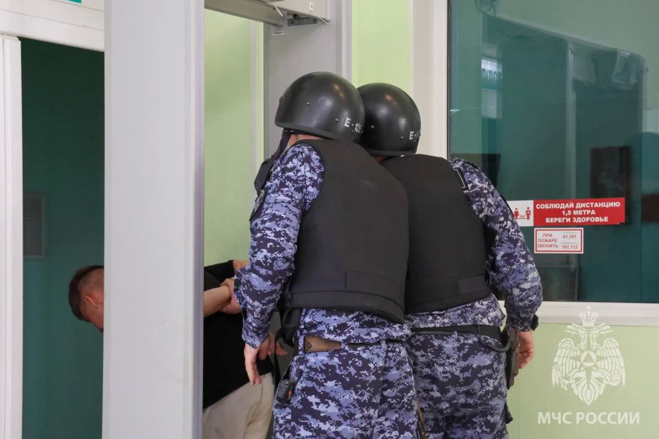 Без паники, по алгоритму. В школе-интернате № 5 в деревне Подберезье прошла плановая антитеррористическая тренировка с участием сотрудников МЧС России, Росгвардии и полиции Без паники, по алгоритму. В школе-интернате № 5 в деревне Подберезье прошла плановая антитеррористическая тренировка с участием сотрудников МЧС России, Росгвардии и полиции