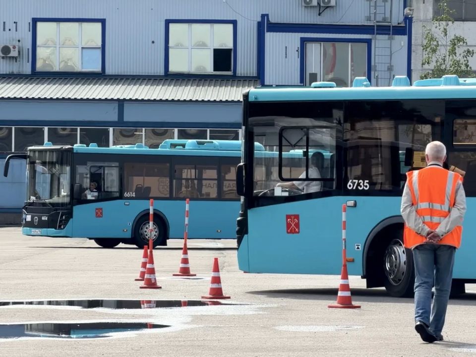 Новгородские водители принимают участие в конкурсе профессионального мастерства Новгородские водители принимают участие в конкурсе профессионального мастерства