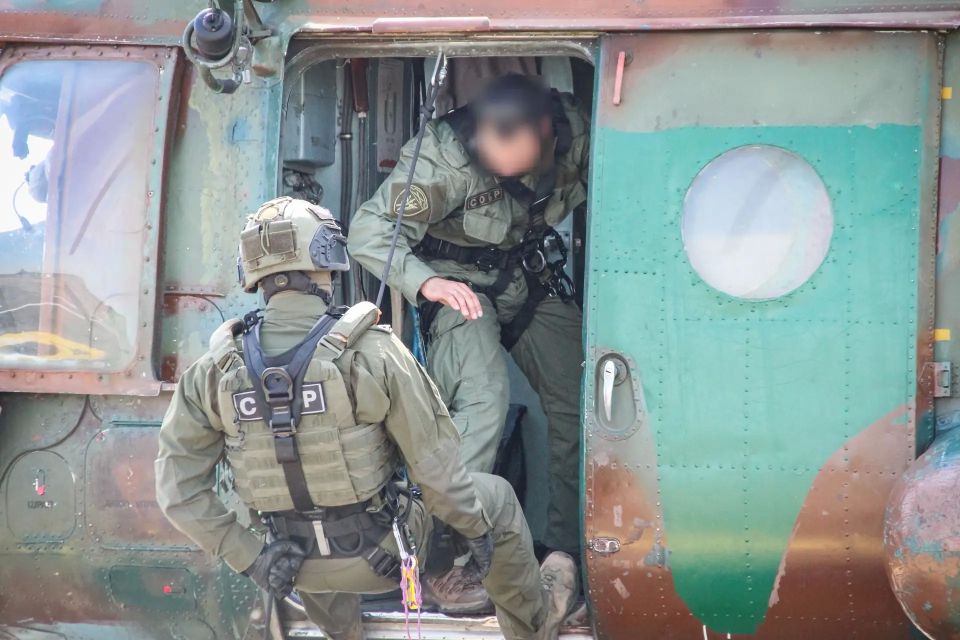Беспарашютное десантирование отработали СОБР «Рубин» и ОМОН «Варяг» Росгвардии совместно с авиационной эскадрильей Северо-Западного округа Росгвардии в Новгородской области Беспарашютное десантирование отработали СОБР «Рубин» и ОМОН «Варяг» Росгвардии совместно с авиационной эскадрильей Северо-Западного округа Росгвардии в Новгородской области