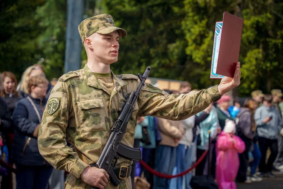 Сегодня в Ленинградской области состоялась торжественная церемония Военной присяги военнослужащими по призыву 33-й бригады оперативного назначения и полка по охране важных государственных объектов Северо-Западного округа... Сегодня в Ленинградской области состоялась торжественная церемония Военной присяги военнослужащими по призыву 33-й бригады оперативного назначения и полка по охране важных государственных объектов Северо-Западного округа...