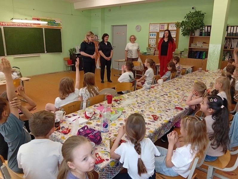 Боровичские полицейские поздравили «Юных друзей полиции» с окончанием учебного года Боровичские полицейские поздравили «Юных друзей полиции» с окончанием учебного года