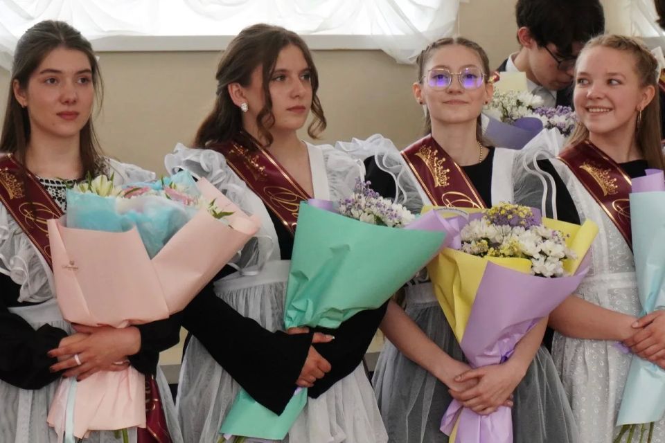 Александр Розбаум: Уважаемые Новгородцы!. Сегодня в школе № 13 вместе с координатором социально значимых проектов Новгородской области Екатериной Александровной Александровой и другими коллегами поздравили выпускников с... Александр Розбаум: Уважаемые Новгородцы!. Сегодня в школе № 13 вместе с координатором социально значимых проектов Новгородской области Екатериной Александровной Александровой и другими коллегами поздравили выпускников с...