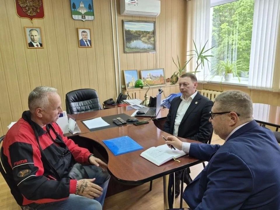 Сегодня министр здравоохранения Новгородской области Валерий Яковлев, как куратор округа, поздравил старшеклассников Любытинской средней школы с Последним звонком Сегодня министр здравоохранения Новгородской области Валерий Яковлев, как куратор округа, поздравил старшеклассников Любытинской средней школы с Последним звонком