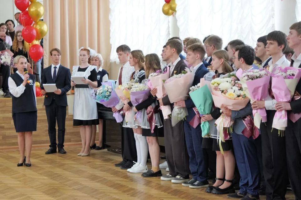 Александр Розбаум: Уважаемые Новгородцы!. Сегодня в школе № 13 вместе с координатором социально значимых проектов Новгородской области Екатериной Александровной Александровой и другими коллегами поздравили выпускников с... Александр Розбаум: Уважаемые Новгородцы!. Сегодня в школе № 13 вместе с координатором социально значимых проектов Новгородской области Екатериной Александровной Александровой и другими коллегами поздравили выпускников с...