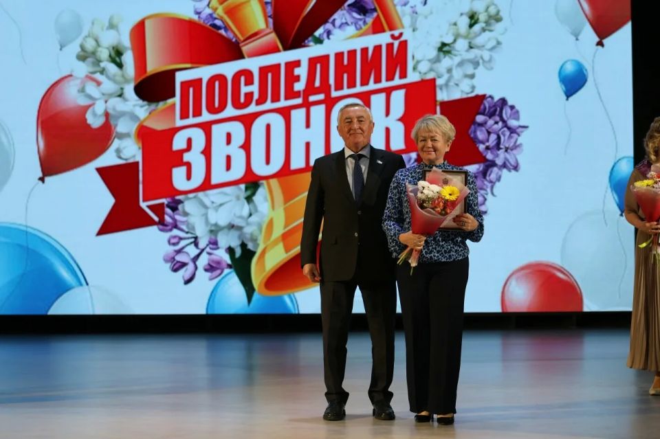 В Новгородской области прозвенели последние звонки В Новгородской области прозвенели последние звонки