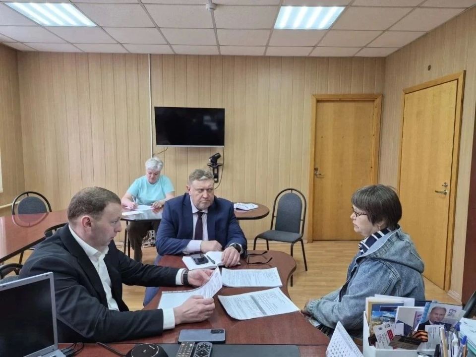 Сегодня министр здравоохранения Новгородской области Валерий Яковлев, как куратор округа, поздравил старшеклассников Любытинской средней школы с Последним звонком Сегодня министр здравоохранения Новгородской области Валерий Яковлев, как куратор округа, поздравил старшеклассников Любытинской средней школы с Последним звонком