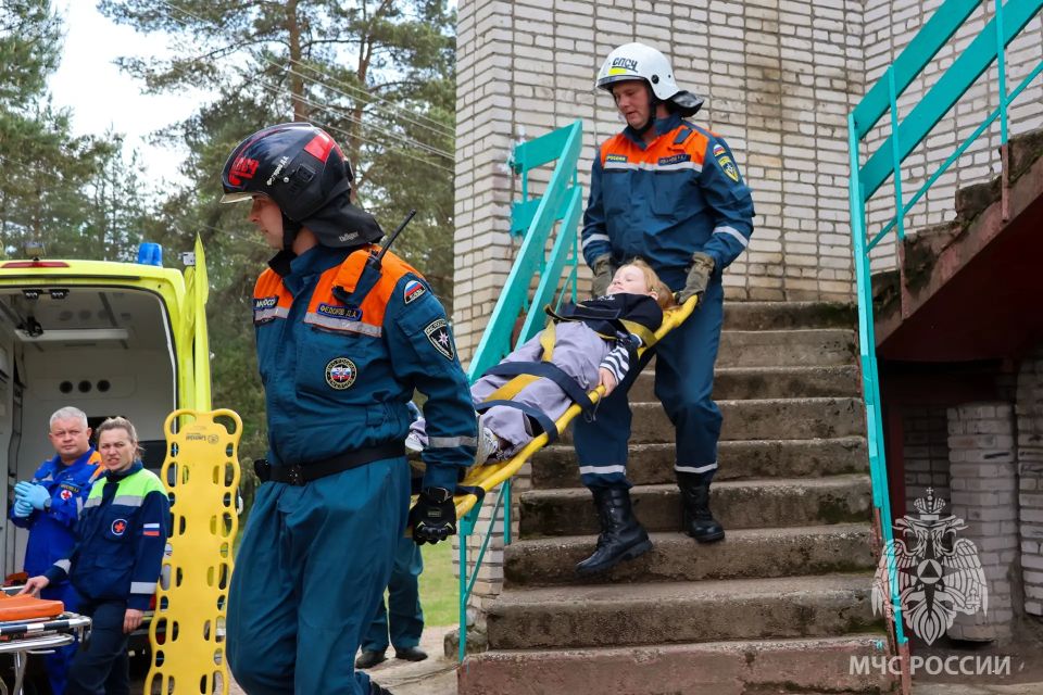 В Крестецком округе прошли командно-штабные учения в детском оздоровительном лагере В Крестецком округе прошли командно-штабные учения в детском оздоровительном лагере