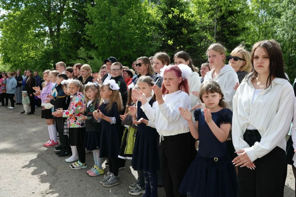 В Новгородской области прозвенели последние звонки В Новгородской области прозвенели последние звонки