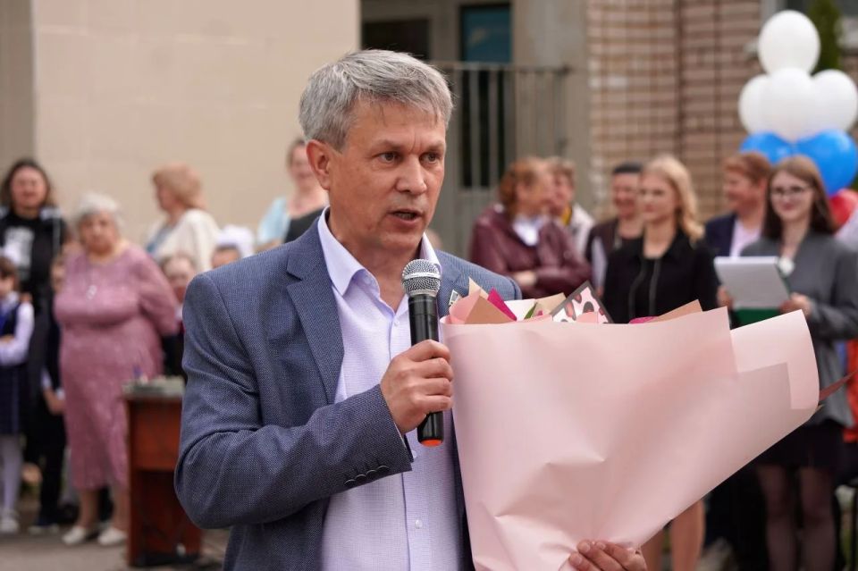 Александр Розбаум: Дорогие Земляки!. Сегодня в школе № 26 на торжественной линейке, посвящённой последнему звонку для выпускников 9-х и 11-х классов, с огромным удовольствием поздравил с 81-м Днём рождения Почётного... Александр Розбаум: Дорогие Земляки!. Сегодня в школе № 26 на торжественной линейке, посвящённой последнему звонку для выпускников 9-х и 11-х классов, с огромным удовольствием поздравил с 81-м Днём рождения Почётного...