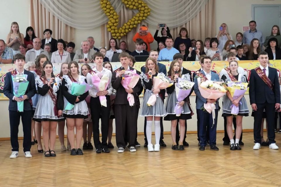 Александр Розбаум: Уважаемые Новгородцы!. Сегодня в школе № 13 вместе с координатором социально значимых проектов Новгородской области Екатериной Александровной Александровой и другими коллегами поздравили выпускников с... Александр Розбаум: Уважаемые Новгородцы!. Сегодня в школе № 13 вместе с координатором социально значимых проектов Новгородской области Екатериной Александровной Александровой и другими коллегами поздравили выпускников с...