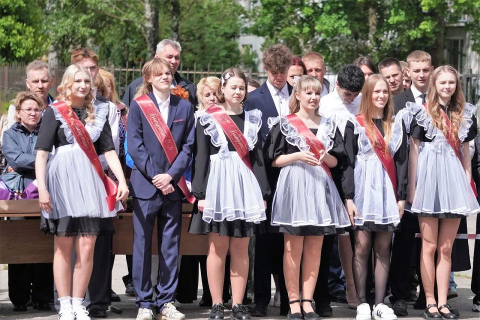 Александр Розбаум: Дорогие Земляки!. Сегодня в школе № 26 на торжественной линейке, посвящённой последнему звонку для выпускников 9-х и 11-х классов, с огромным удовольствием поздравил с 81-м Днём рождения Почётного... Александр Розбаум: Дорогие Земляки!. Сегодня в школе № 26 на торжественной линейке, посвящённой последнему звонку для выпускников 9-х и 11-х классов, с огромным удовольствием поздравил с 81-м Днём рождения Почётного...