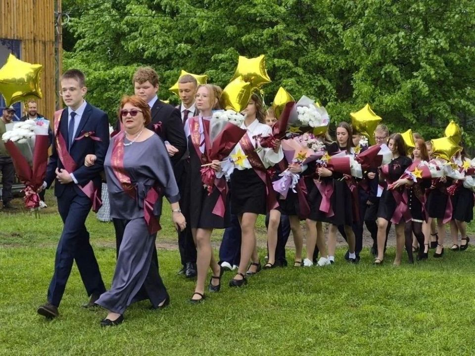 Сегодня министр здравоохранения Новгородской области Валерий Яковлев, как куратор округа, поздравил старшеклассников Любытинской средней школы с Последним звонком Сегодня министр здравоохранения Новгородской области Валерий Яковлев, как куратор округа, поздравил старшеклассников Любытинской средней школы с Последним звонком