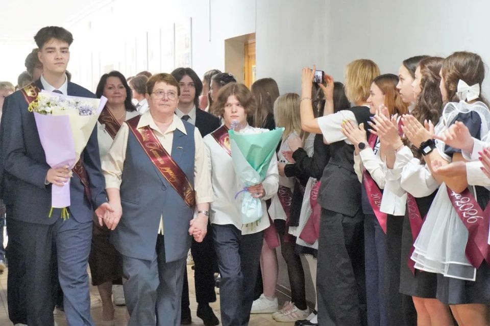 Александр Розбаум: Уважаемые Новгородцы!. Сегодня в школе № 13 вместе с координатором социально значимых проектов Новгородской области Екатериной Александровной Александровой и другими коллегами поздравили выпускников с... Александр Розбаум: Уважаемые Новгородцы!. Сегодня в школе № 13 вместе с координатором социально значимых проектов Новгородской области Екатериной Александровной Александровой и другими коллегами поздравили выпускников с...