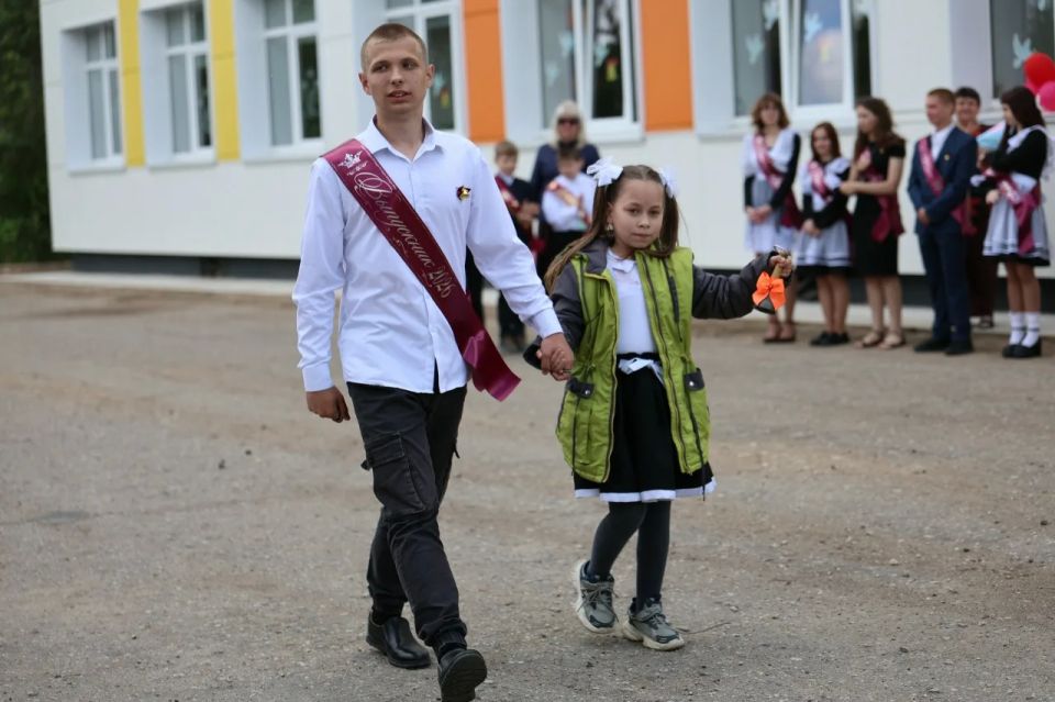 В Новгородской области прозвенели последние звонки В Новгородской области прозвенели последние звонки