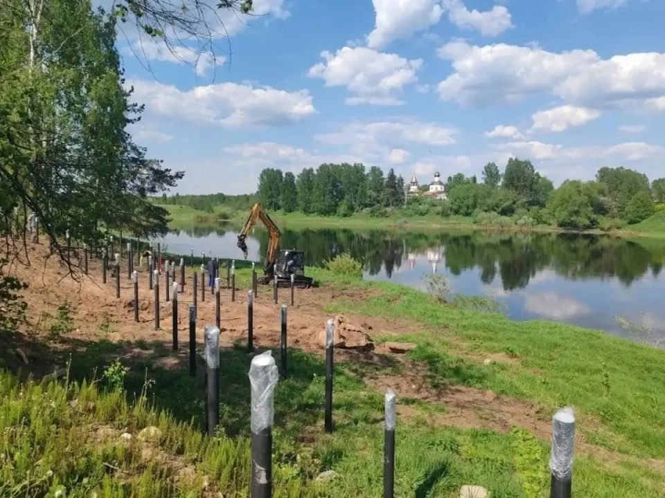 На набережной в Пестове бурят сваи под будущие пешеходные дорожки