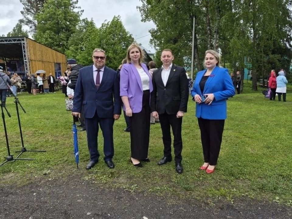 Сегодня министр здравоохранения Новгородской области Валерий Яковлев, как куратор округа, поздравил старшеклассников Любытинской средней школы с Последним звонком Сегодня министр здравоохранения Новгородской области Валерий Яковлев, как куратор округа, поздравил старшеклассников Любытинской средней школы с Последним звонком
