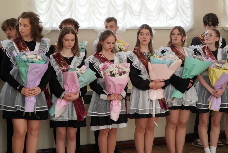 Александр Розбаум: Уважаемые Новгородцы!. Сегодня в школе № 13 вместе с координатором социально значимых проектов Новгородской области Екатериной Александровной Александровой и другими коллегами поздравили выпускников с... Александр Розбаум: Уважаемые Новгородцы!. Сегодня в школе № 13 вместе с координатором социально значимых проектов Новгородской области Екатериной Александровной Александровой и другими коллегами поздравили выпускников с...