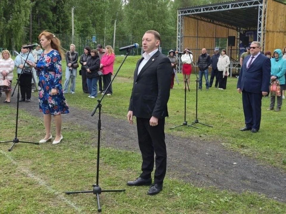 Сегодня министр здравоохранения Новгородской области Валерий Яковлев, как куратор округа, поздравил старшеклассников Любытинской средней школы с Последним звонком Сегодня министр здравоохранения Новгородской области Валерий Яковлев, как куратор округа, поздравил старшеклассников Любытинской средней школы с Последним звонком