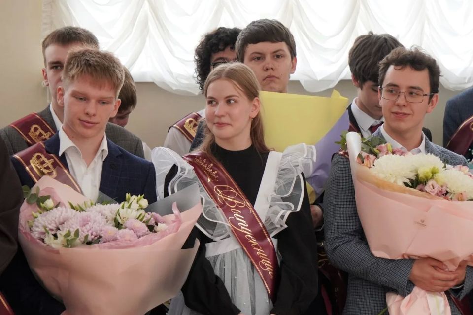 Александр Розбаум: Уважаемые Новгородцы!. Сегодня в школе № 13 вместе с координатором социально значимых проектов Новгородской области Екатериной Александровной Александровой и другими коллегами поздравили выпускников с... Александр Розбаум: Уважаемые Новгородцы!. Сегодня в школе № 13 вместе с координатором социально значимых проектов Новгородской области Екатериной Александровной Александровой и другими коллегами поздравили выпускников с...