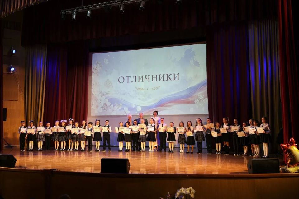 Анатолий Федотов поздравил лучших учеников гимназии №4 Анатолий Федотов поздравил лучших учеников гимназии №4