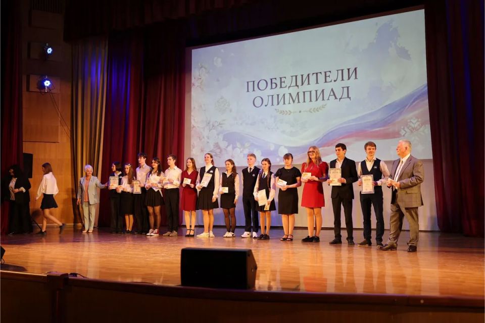 Анатолий Федотов поздравил лучших учеников гимназии №4 Анатолий Федотов поздравил лучших учеников гимназии №4