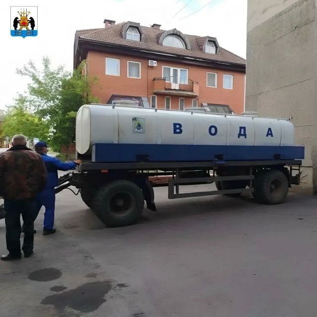 На Торговой стороне водоканал устраняет оставившую без воды шесть домов утечку