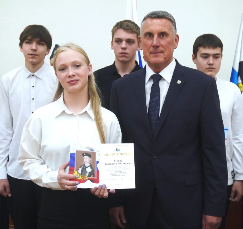 Торжественное мероприятие ко Дню рождения «Юнармии» прошло в Великом Новгороде Торжественное мероприятие ко Дню рождения «Юнармии» прошло в Великом Новгороде