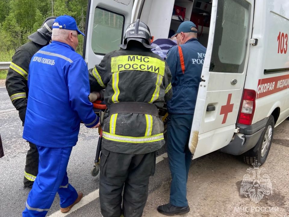 Спасатели МЧС России деблокировали пострадавшую в ДТП Спасатели МЧС России деблокировали пострадавшую в ДТП