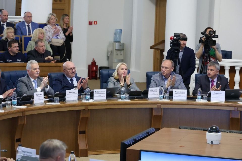 Депутаты прокомментировали отчет губернатора Новгородской области Александра Дронова, представленный на прошедшем заседании регионального парламента Депутаты прокомментировали отчет губернатора Новгородской области Александра Дронова, представленный на прошедшем заседании регионального парламента