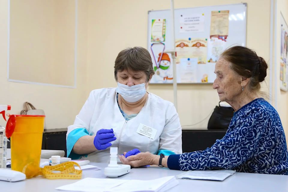Врачи передвижного Центра здоровья проверили здоровье жителей в микрорайоне Великого Новгорода Врачи передвижного Центра здоровья проверили здоровье жителей в микрорайоне Великого Новгорода