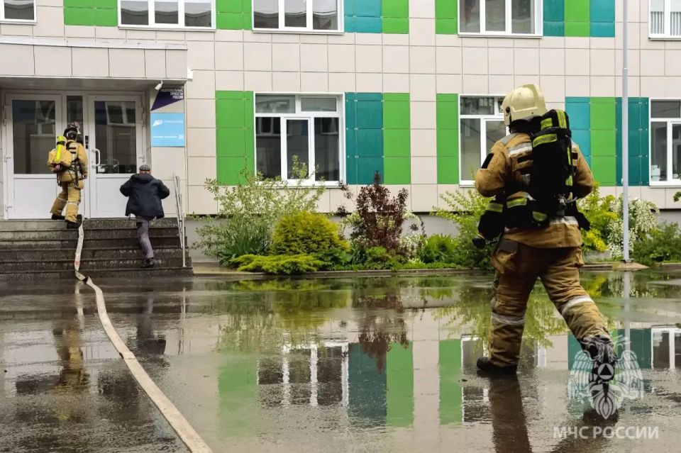 В школе-интернате «Спарта» в Великом Новгороде прошли пожарно-тактические учения В школе-интернате «Спарта» в Великом Новгороде прошли пожарно-тактические учения