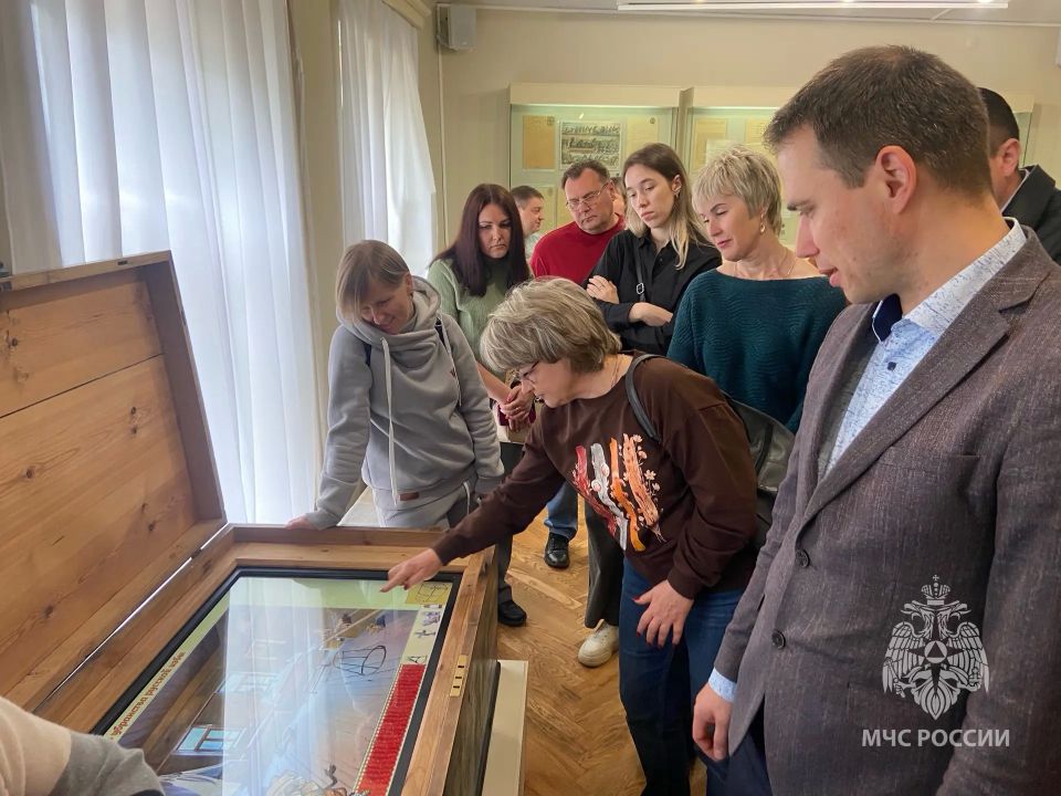 Там, где хранится история. Сотрудники Главного управления МЧС России по Новгородской области, члены Молодежного совета и ветераны пожарной охраны побывали на экскурсии в Боровичах Там, где хранится история. Сотрудники Главного управления МЧС России по Новгородской области, члены Молодежного совета и ветераны пожарной охраны побывали на экскурсии в Боровичах