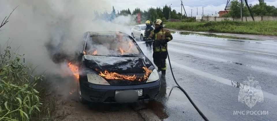 Пожарно-спасательные подразделения ликвидировали возгорание автомобиля Пожарно-спасательные подразделения ликвидировали возгорание автомобиля