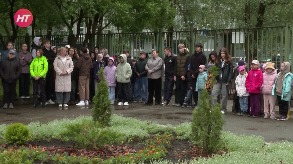 Школьников и педагогов Великого Новгорода обучают действиям при угрозе атаки БПЛА Школьников и педагогов Великого Новгорода обучают действиям при угрозе атаки БПЛА