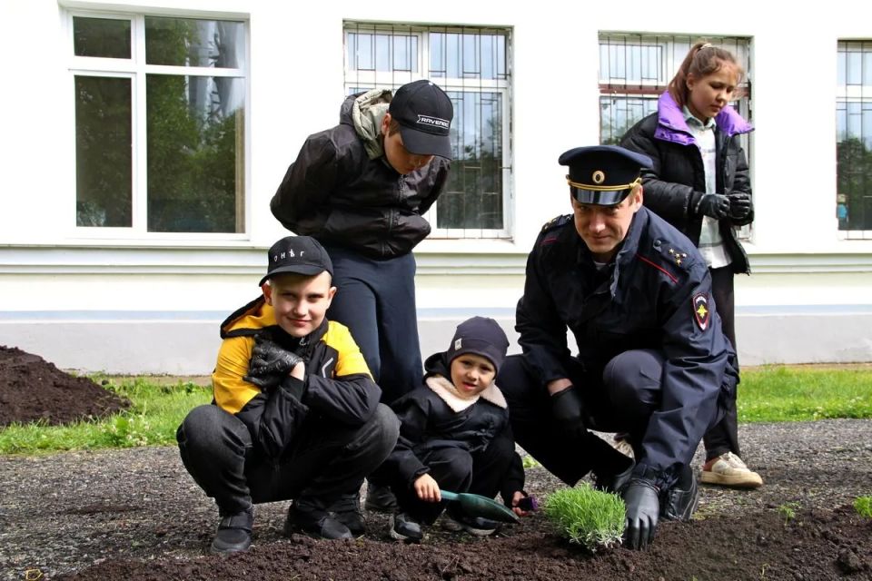 Новгородские полицейские и школьники высадили цветы в рамках акции ко Дню защиты детей Новгородские полицейские и школьники высадили цветы в рамках акции ко Дню защиты детей