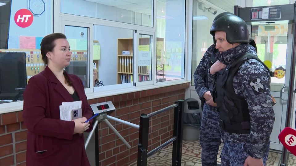 Школьников и педагогов Великого Новгорода обучают действиям при угрозе атаки БПЛА Школьников и педагогов Великого Новгорода обучают действиям при угрозе атаки БПЛА