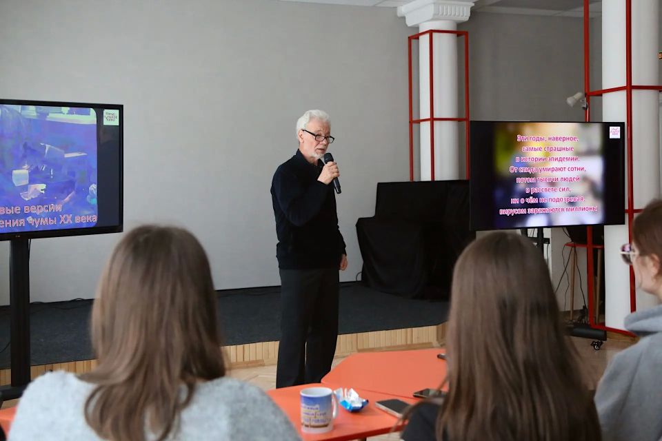 Я знаю – значит живу. С какими проблемами сталкиваются пациенты с ВИЧ-инфекцией, как защитить себя от вируса - обсудили студенты новгородских колледжей и университета в дискуссионном клубе «Разговор на равных» центра «Диалог»