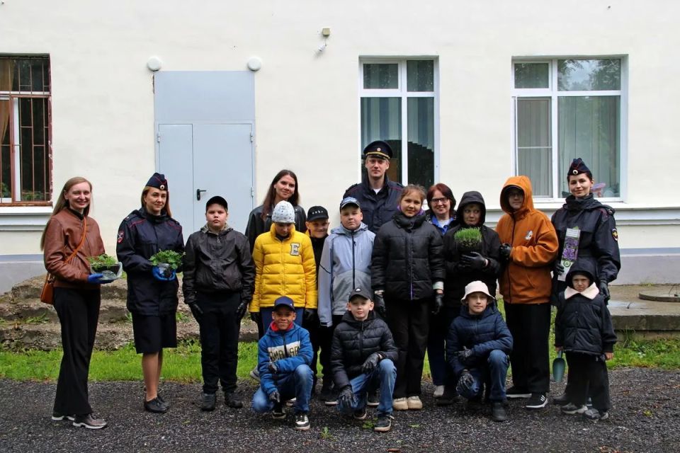 Новгородские полицейские и школьники высадили цветы в рамках акции ко Дню защиты детей