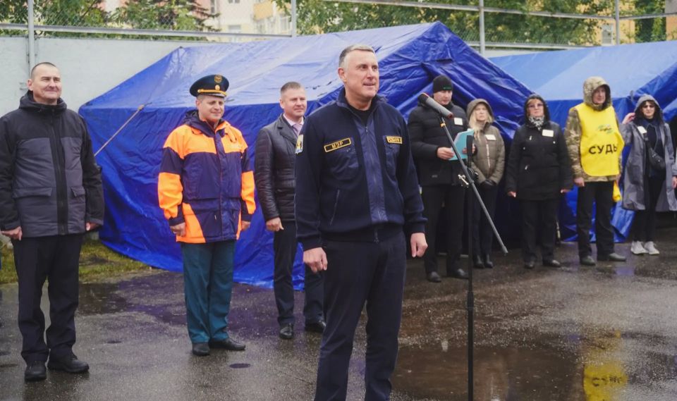 Несмотря на дождливую погоду, на стадионе «Волна» в Великом Новгороде прошли соревнования санитарных постов