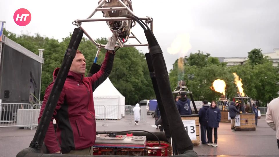 Пилоты аэростатов открыли чемпионат воздухоплавателей в Великом Новгороде Пилоты аэростатов открыли чемпионат воздухоплавателей в Великом Новгороде