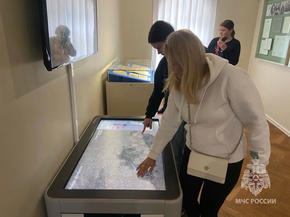 Там, где хранится история. Сотрудники Главного управления МЧС России по Новгородской области, члены Молодежного совета и ветераны пожарной охраны побывали на экскурсии в Боровичах Там, где хранится история. Сотрудники Главного управления МЧС России по Новгородской области, члены Молодежного совета и ветераны пожарной охраны побывали на экскурсии в Боровичах