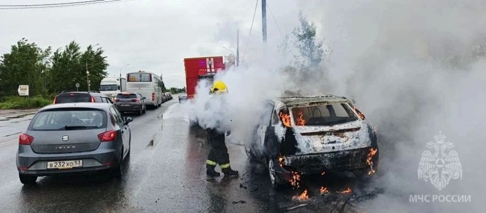Пожарно-спасательные подразделения ликвидировали возгорание автомобиля