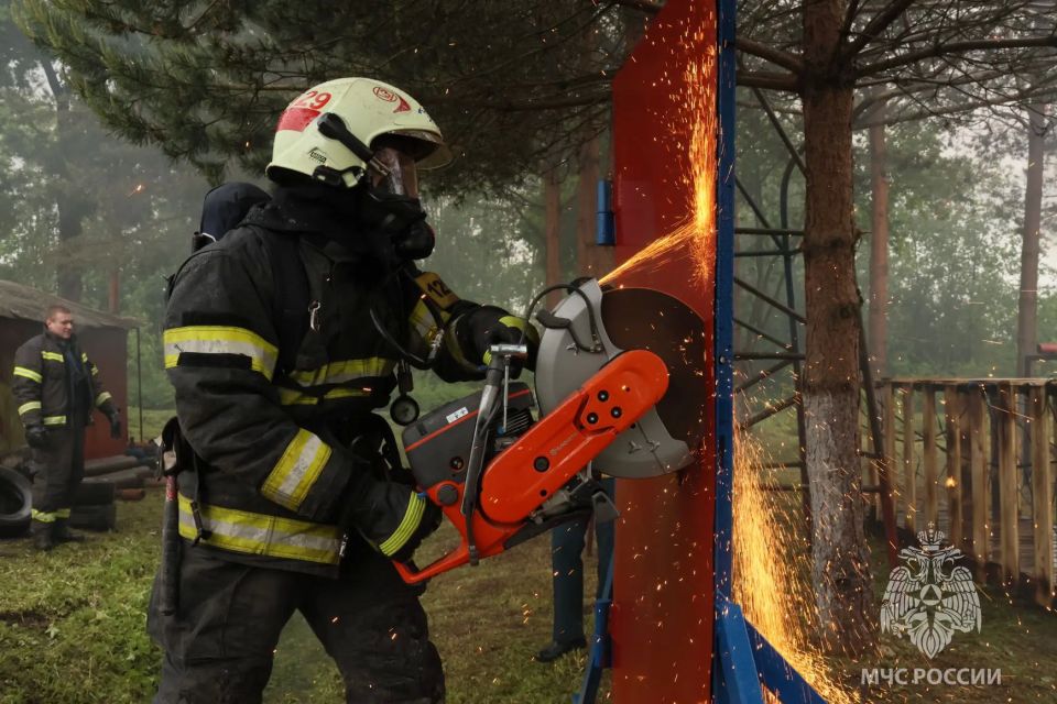 Лучшее звено газодымозащитной службы определили в Новгородской области Лучшее звено газодымозащитной службы определили в Новгородской области