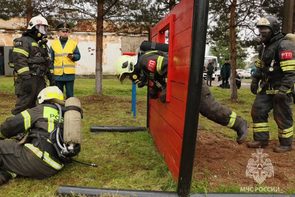 Лучшее звено газодымозащитной службы определили в Новгородской области Лучшее звено газодымозащитной службы определили в Новгородской области