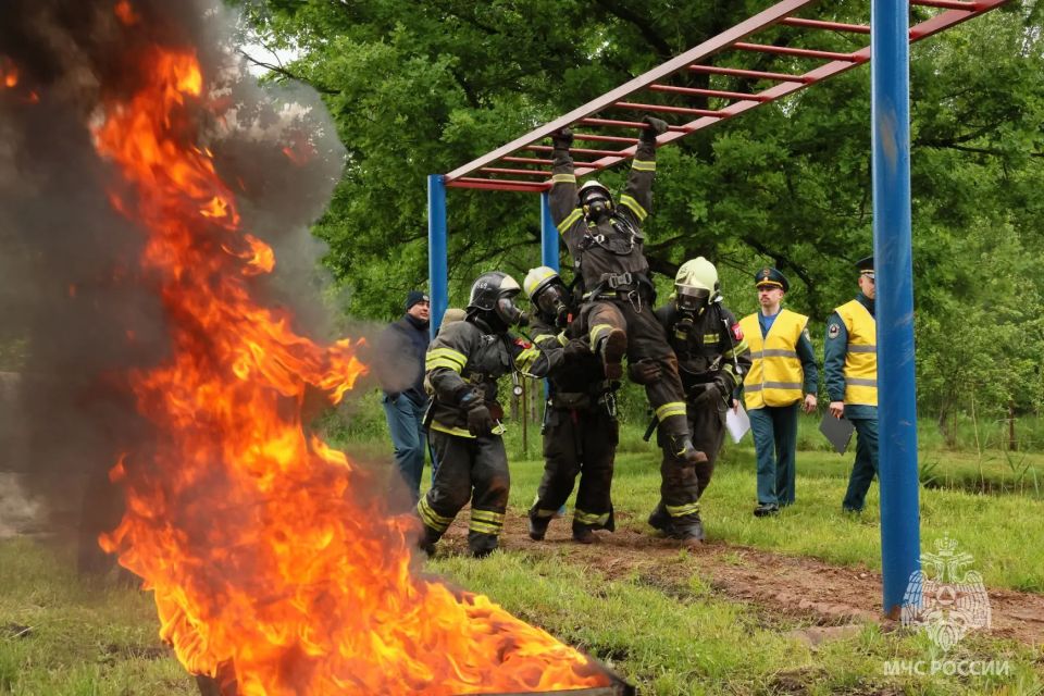 Лучшее звено газодымозащитной службы определили в Новгородской области Лучшее звено газодымозащитной службы определили в Новгородской области