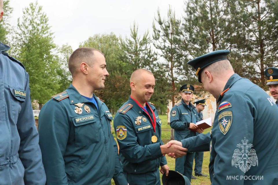 Лучшее звено газодымозащитной службы определили в Новгородской области Лучшее звено газодымозащитной службы определили в Новгородской области