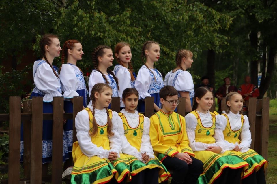 В Новгородском округе в д. Наволок прошел региональный праздник народного творчества и ремесел «Хоровод традиций» В Новгородском округе в д. Наволок прошел региональный праздник народного творчества и ремесел «Хоровод традиций»