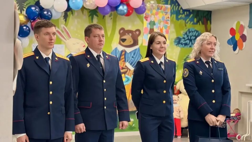 Сотрудники СУ СК России по Новгородской области поздравили воспитанников подшефного учреждения с Международным днем защиты детей