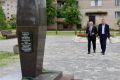 Юрий Бобрышев посетил благоустроенный сквер Воинской Доблести в Сольцах